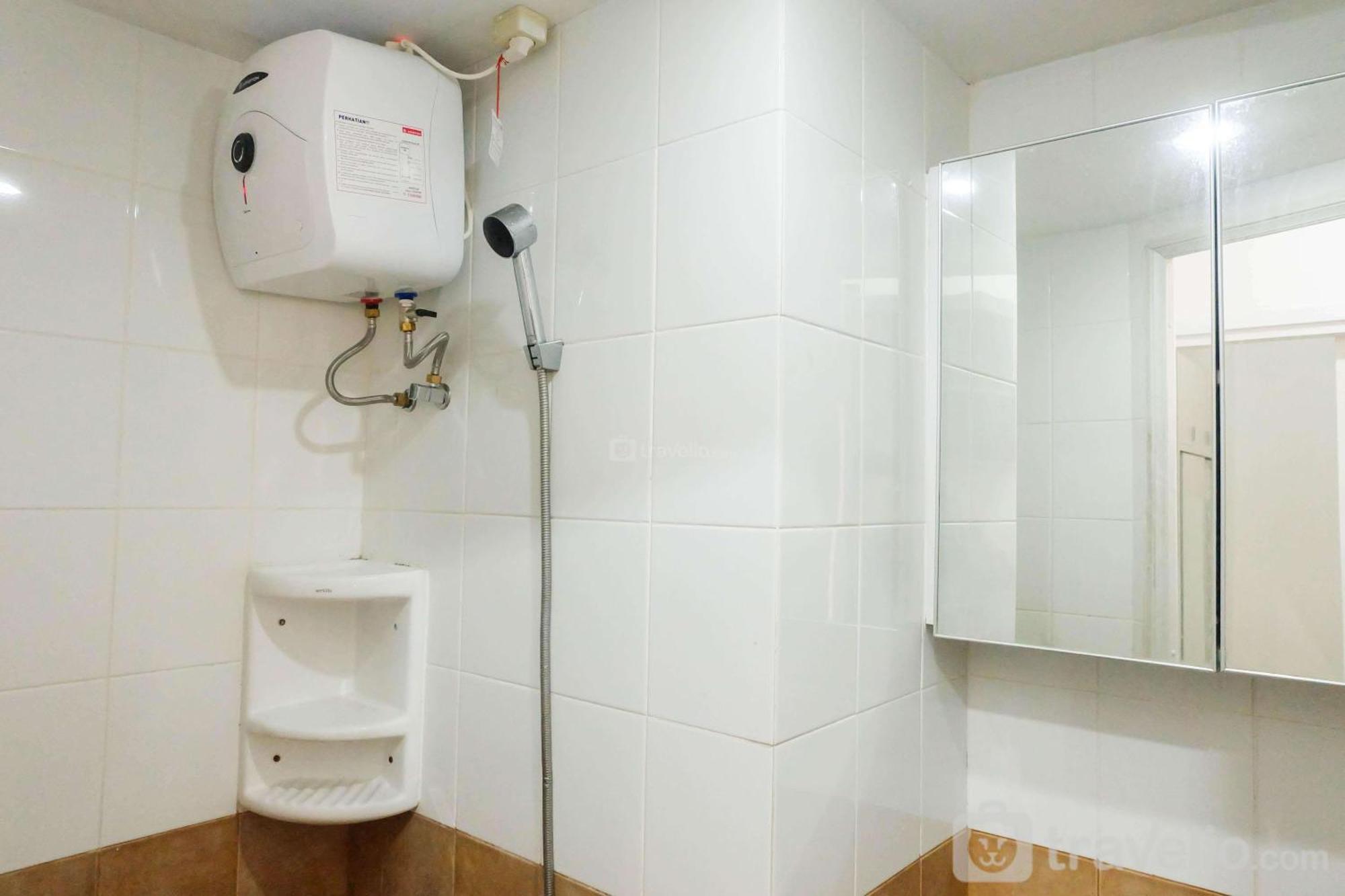 Apartemen Warm And Cozy 2br Pramuka Near Mall By Travelio